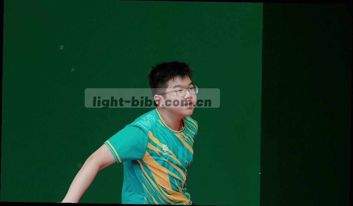 夜间办公区里多块屏幕亮起，冷色光线交错